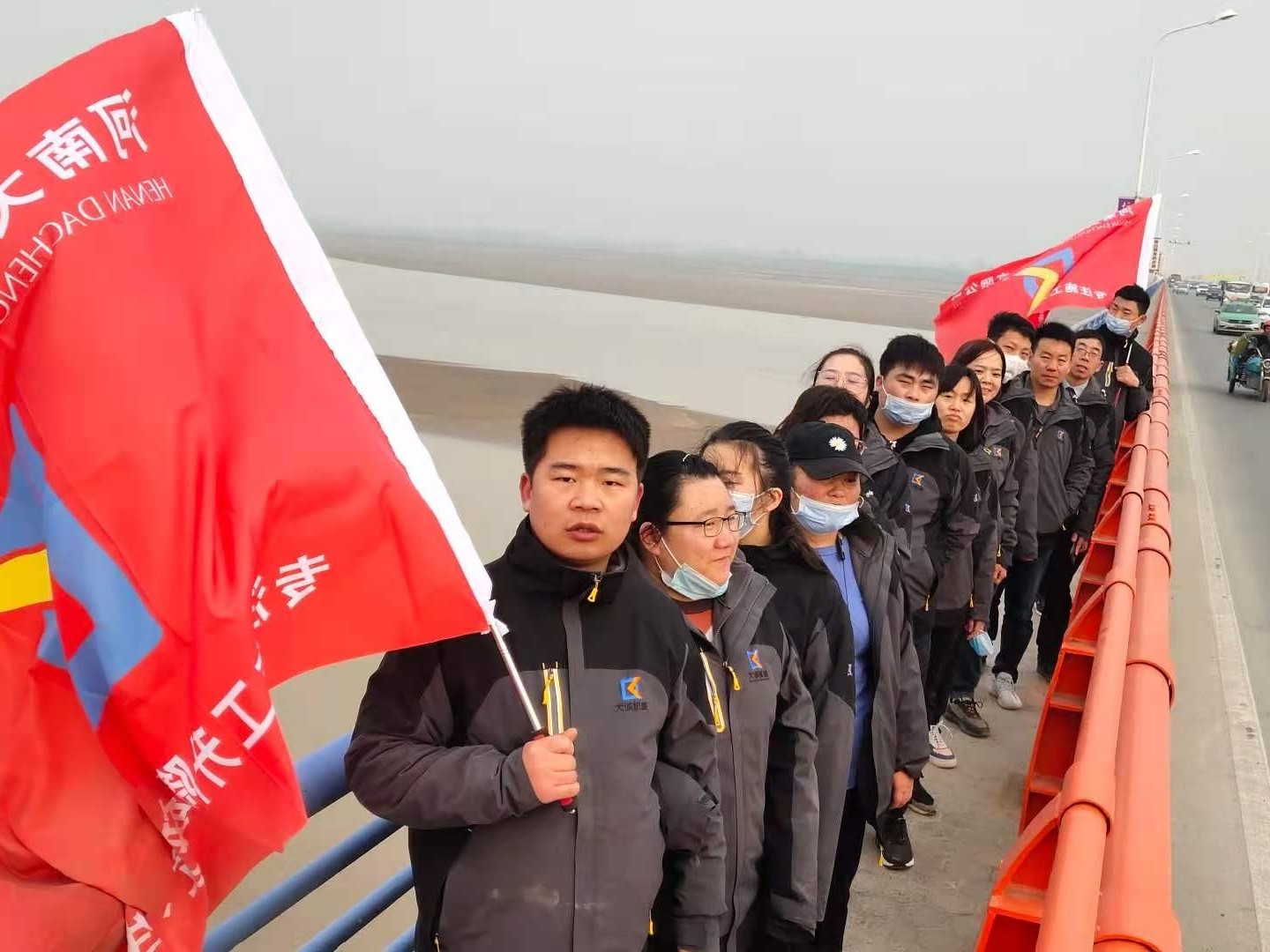 一場(chǎng)50公里徒步，一群永不言敗的人：有一種感動(dòng)叫堅(jiān)持！