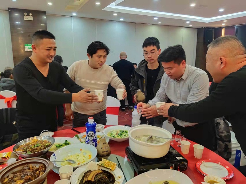 與會(huì)來賓，觥籌交錯(cuò)，一觴一詠