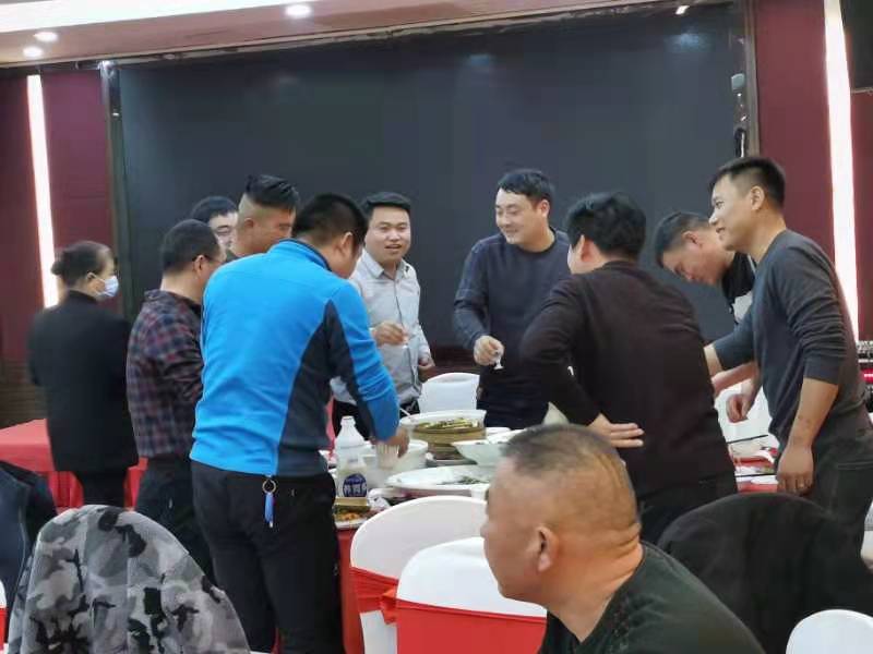 與會(huì)來賓，觥籌交錯(cuò)，一觴一詠