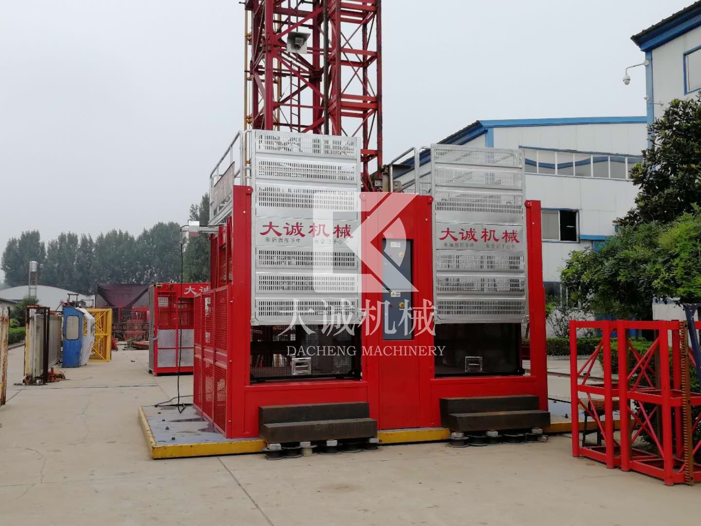 可以載人載物的建筑工地施工電梯價格多少？